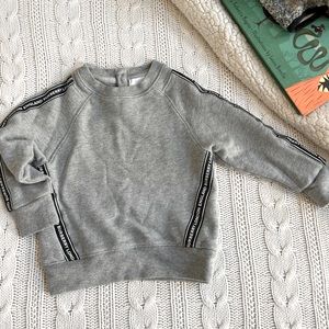 Burberry sweater 2T excellent condition